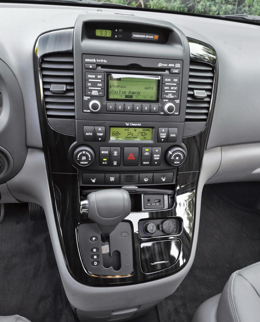  Kia Sedona 2010 года  (фото 17 из 54)